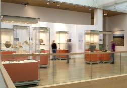 Blick in die Ausstellung Archäologie im Rheinland mit Vitrinen und Funden