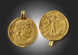 Vorder- und Rückseite einer goldenen Münze mit Öse