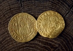 Zwei goldene Münzen