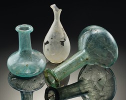 Diese drei Glasfläschchen wurden in römischen Frauengräbern in Erkelenz-Borschemich gefunden. Foto: Jürgen Vogel, LVR-LMB
