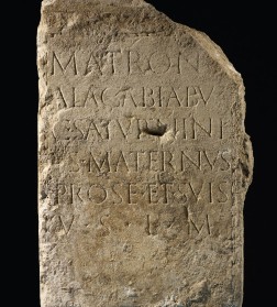 Grabstein mit lateinischer Inschrift