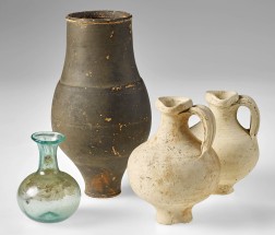 2 Keramikkannen und eine kleine Glasflasche vor einem anderen, großen Gefäß