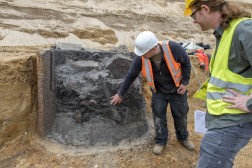 Zwei Archäologen diskutieren den Befund eines römischen Brunnens