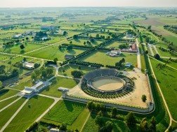 Ein Luftbild, das den LVR-Archäologischen Park Xanten zeigt, im Vordergrund ist das Amphitheater zu sehen.