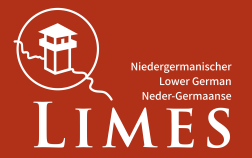 Weißes Logo des Niedergermanischen Limes auf dunkelrotem Grund