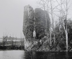 Historisches Foto: Burgruine mit großen Mauer-Resten und Wassergraben