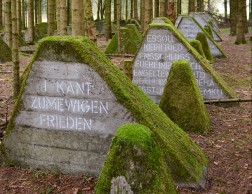 Alte Betonblöcke im Wald - mit neuer Beschriftung