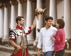 Römischer Soldat und junges Paar vor antikem Bau