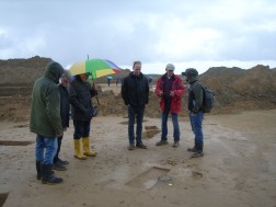 Besuchergruppe betrachtet ein Grab auf der Ausgrabung Tönisvorst-Vorst