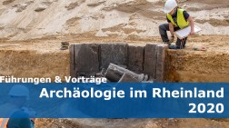 Zwei Archäologen vermessen einen Brunnen