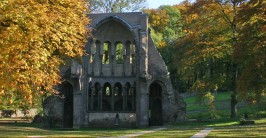 Ruine einer Kirche in einem Park